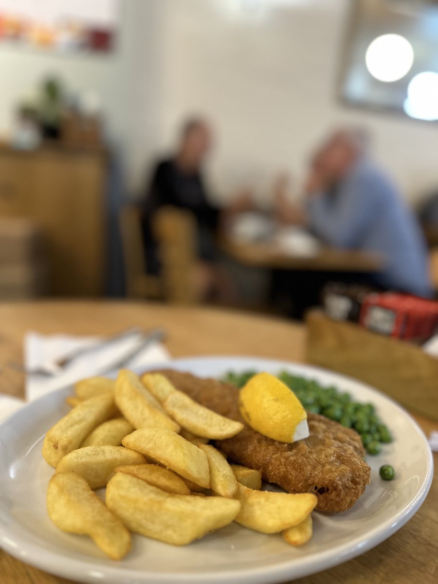 shi17_na's tweet photo. UK4日目④

ランチにCovered Marketに行きました！
フィッシュ&amp;チップスが食べたくていろいろ中を彷徨って、Browns cafeに入ることに。席に案内されてメニュー決めたあとにレジに行って注文する方式で、フィッシュ&amp;チップスはグリンピースかサラダのどっちを添えるか選べました！

#sheena_UK旅 https://t.co/FNzjQIhsLc