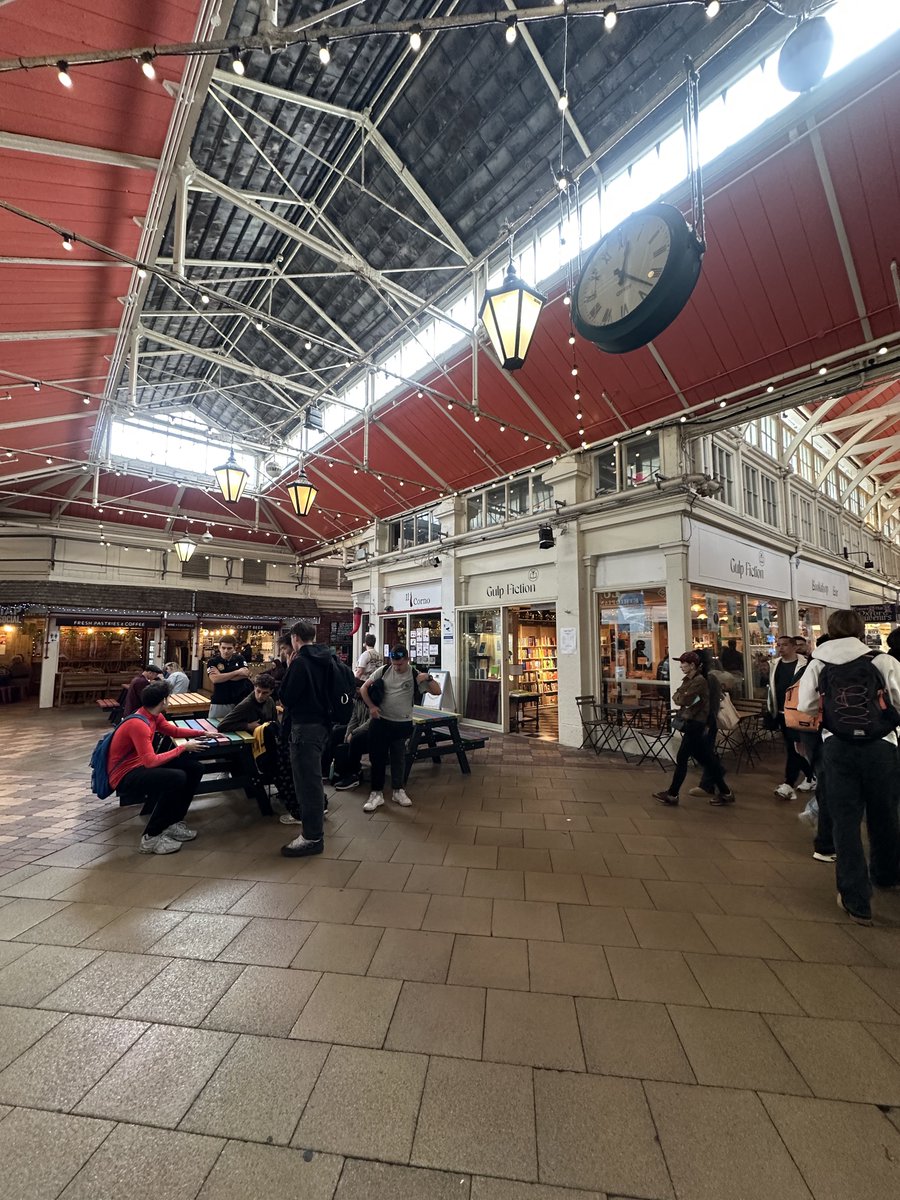 shi17_na's tweet photo. UK4日目④

ランチにCovered Marketに行きました！
フィッシュ&amp;チップスが食べたくていろいろ中を彷徨って、Browns cafeに入ることに。席に案内されてメニュー決めたあとにレジに行って注文する方式で、フィッシュ&amp;チップスはグリンピースかサラダのどっちを添えるか選べました！

#sheena_UK旅 https://t.co/FNzjQIhsLc