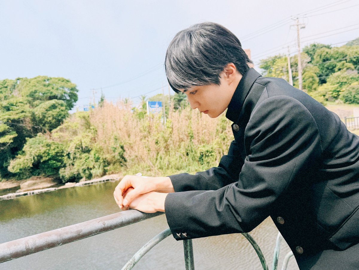 aotomidori_8's tweet photo. ┋ #ドラマ青と碧 オフショット📷ˊ˗ ┋

桜の花びらを見つめる青……🌸

｟ 第１話 配信中🌿 ｠
✼ 𝗧𝗩𝗲𝗿▶︎https://t.co/wizJrcs7mw
✼ 𝗟𝗲𝗺𝗶𝗻𝗼▶︎https://t.co/58PbB8MAS8

ハッシュタグは #ドラマ青と碧 で
ご感想お待ちしています📝

【𝗣𝗜𝗖】
┈ ┈ ┈ ┈ ┈ ┈ ┈
#草川直弥 #知念英和
#青と碧 💙💚