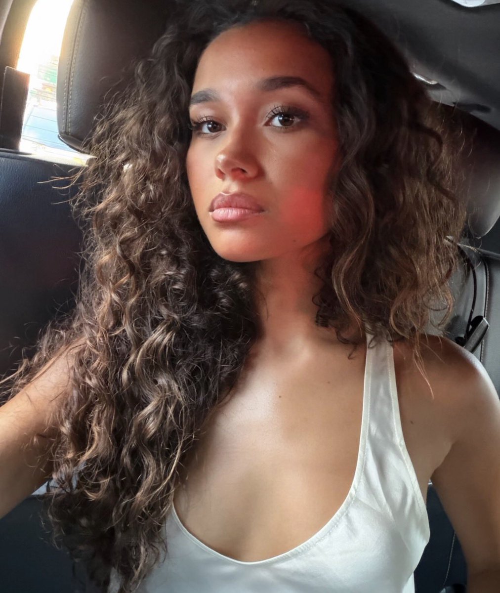 rainyraya's tweet photo. hi yasmin! i’m raya and i’m a personal assistant! https://t.co/PdAvLWI6oA