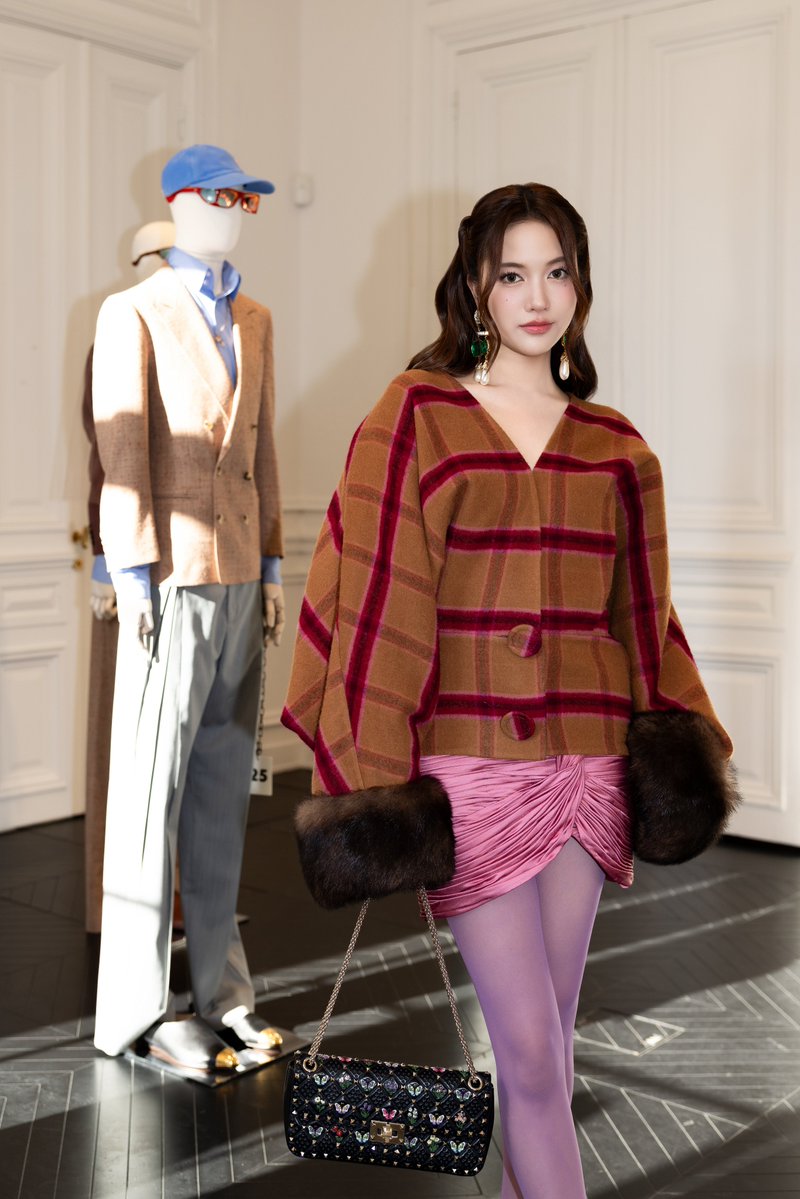 _24News_'s tweet photo. เจฟ ซาเตอร์ และ ฟรีน สโรชา พาเยี่ยมชมคอลเล็กชั่น VALENTINO ANTIBIBLIOTECA SPRING-SUMMER 2027

SAROCHA X VALENTINO PFW SS27
#srchafreen #jeffsatur
#ValentinoSS27xFreen
#ValentinoAntibiblioteca

สองแบรนด์แอมบาสเดอร์ประจำเมซง เจฟ ซาเตอร์ (Jeff Satur) และ ฟรีน สโรชา (Freen Sarocha) พาเยี่ยมชมรายละเอียดจากคอลเล็กชั่น Valentino Antibiblioteca Spring-Summer 2027 ผลงานการออกแบบโดยผู้อำนวยการฝ่ายสร้างสรรค์ อเลสซานโดร มิเคเล่ (Alessandro Michele) ซึ่งจัดแสดงแฟชั่นโชว์ไปเมื่อวันที่ 4 ตุลาคม 2027 ณ กรุงปารีส ประเทศฝรั่งเศส

ทั้งสองได้ร่วมสำรวจรายละเอียดของเสื้อผ้าทั้งฝั่งสุภาพสตรีและสุภาพบุรุษ รวมถึงเครื่องประดับจาก Valentino Garavani อย่างใกล้ชิด ถ่ายทอดดีเอ็นเออันโดดเด่นของเมซงผ่านเทคนิคระดับสูง การเลือกใช้แมตทีเรียลที่หลากหลาย สะท้อนจิตวิญญาณของเมซงได้อย่างชัดเจน

@maisonvalentino
CREDIT: Valentino