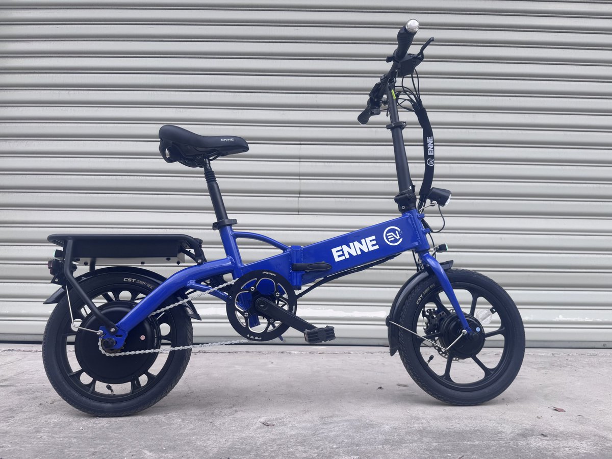 ENNE_INFO's tweet photo. 特定原付の最終形態ENNE ZEROの在庫販売を11月より開始します。先行販売では数千台のご予約をいただき大好評でした。
写真の青は16インチ、ライトグレージュは14インチです
#ENNEZERO #ENNE https://t.co/hAPnVTGBc6