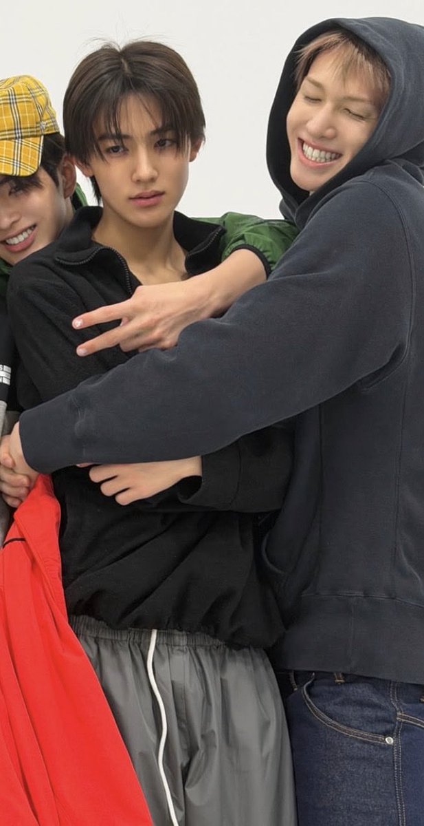 eomfunk's tweet photo. martin meluk seonghyeon…dipinggang…with both of his hands…ok…aku pingsan dulu https://t.co/daxyJSqVkz