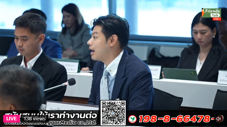 Unfroggettable5's tweet photo. แบงค์บอกผมบอกไปห้าวันแล้วว่าเครื่องสูบไม่พอ เครื่องสูบก็ไม่ได้แพงขนาดนั้น งบกลางกทม.อมไว้ทำไร ทำไมรอบนี้ไม่ค่อยใช้

ทั้งที่เครื่องสูบเดิมของกทม.เก่ามาก มันถึงได้พัง พอพังก็ต้องรอซ่อม ดูดได้ซอยนึงกว่าจะหมดก็วันสองวัน แล้วซอยต่อไปต้องมารอคิว มันใช่เหรอ

กทม.บอกว่าตอนนี้มันปลายปีงบประมาณ เงินเลยกลับไปในระบบหมดแล้ว กทม.ไม่มีเงิน พอมีแต่งบข้าว ถุงยังชีพ ซึ่งใช้ตังค์ไปหมดแล้ว ส่วนเครื่องสูบน้ำถึงจะดูเก่าแต่ซ่อมบำรุงตลอด ใช้ได้ 90%

แบงค์ถามว่า อ้าว พอฉุกเฉินกทม.บอกไม่มีเงิน แบบนี้เราควรไปแก้กฏอะไรหน่อยไหม

รองทวิดาตอบว่า อ่อๆ ไม่ต้องก็ได้ มันเป็นระบบปกติ คนของทีมกทม.ก็ออกเงินช่วยประชาชนไปก่อน บางทีก็ไม่ได้เบิกคืนด้วยเพราะไม่รู้จะเอาหลักฐานไรไปเบิก ดังนั้นการช่วยประชาชนไม่ได้ช้าค่ะ เพราะเราออกกันเองไปก่อนแล้ว

ยังอีก...ยังรู้สึกว่าไม่มีปัญหา ไม่ต้องแก้อะไรอีก 😭
