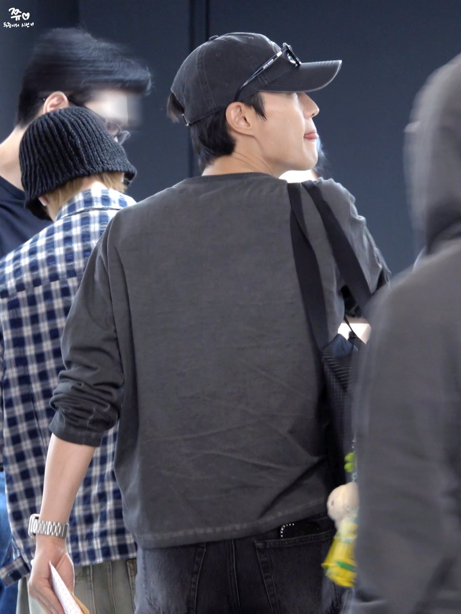 jjyu_djdj's tweet photo. 261008 GMP 출국
🖤✨️

#윤두준 #두준 #YOONDUJUN 
#하이라이트 #HIGHLIGHT
#비스트 #BEAST https://t.co/YdR3QqmjKu