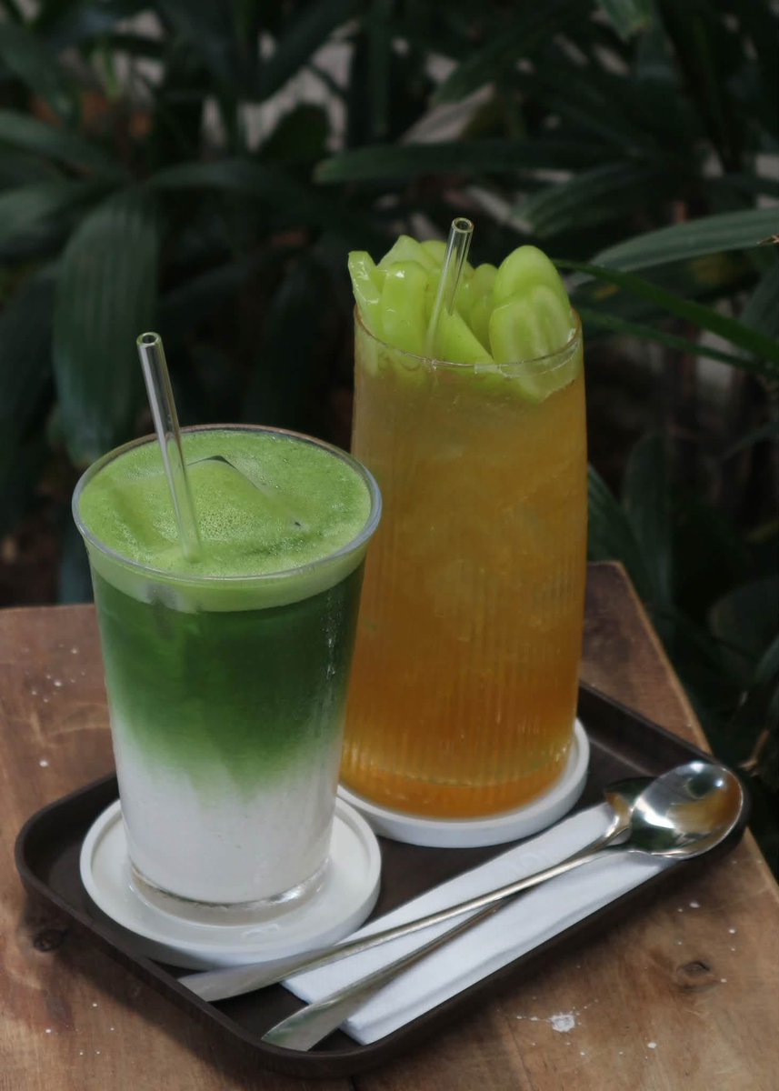 HanaTran86's tweet photo. Chiều thứ 5 có hai ly. Matcha sữa đá bên trái, nước ép cam ổi bên phải, ngồi giữa cây là hết nóng.
Hút một ngụm là tỉnh. Team xanh hay team cam? 🍵🧡
#cafechieu #thu5 #matcha https://t.co/sgICciBtJI