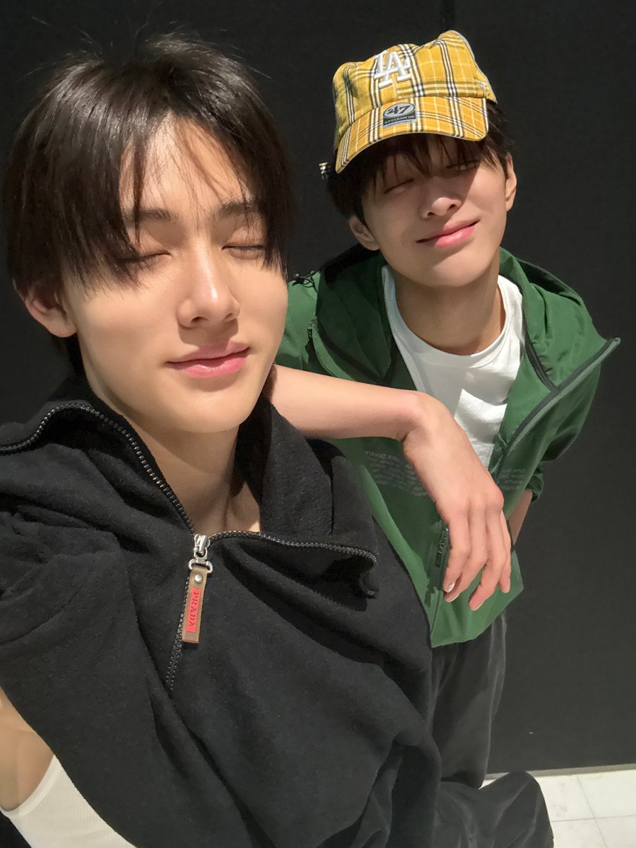 eomseaniee's tweet photo. twinz are twinning so hard https://t.co/PLBfpI0kBM