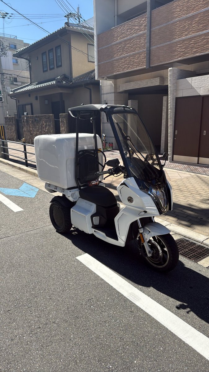 JavatheBad's tweet photo. Aidea社員ってみんな死んだのか？
全く返信ないので今日もこのバイクの嫌いなところ書いてくわ2

ハンドルが割と簡単にダッチロールする。少しでも片手を離すと左右にガタガタ揺れて制御不能になる。
怖くてワイパーもつけられねーよ。

これを導入したマクドの皆さんこのバイクの感想教えて欲しい https://t.co/tqLaf3uc0K