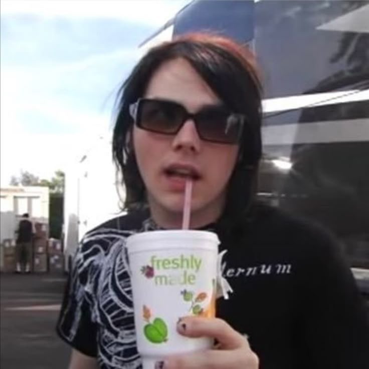 semecatboymaybe's tweet photo. I understand those kpop stan accounts now i love saving pictures of gerard way just existing https://t.co/nmJy4GnDWL
