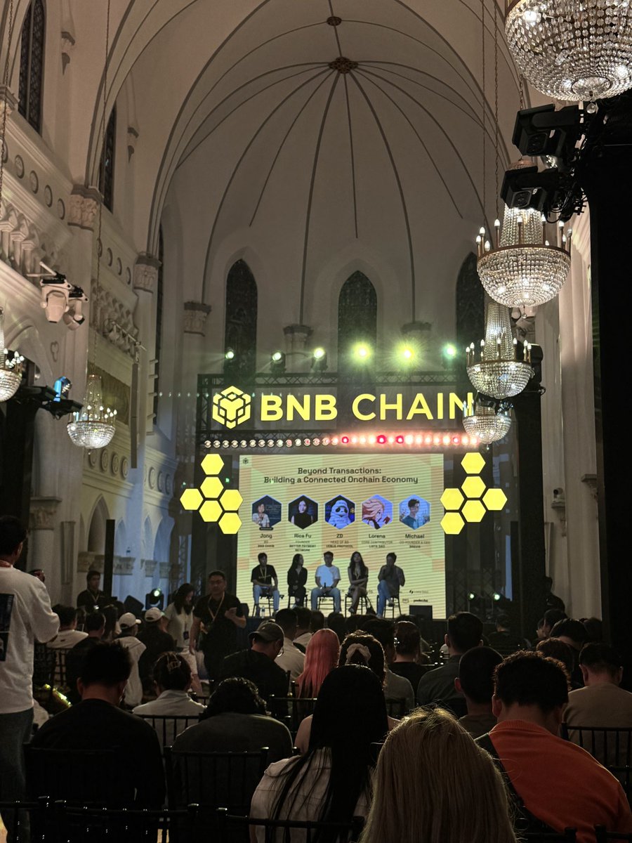wonggky's tweet photo. you don’t see a crypto meetup in a chapel everyday 

of course it’s gotta be @BNBCHAIN https://t.co/N8FabWdIdy