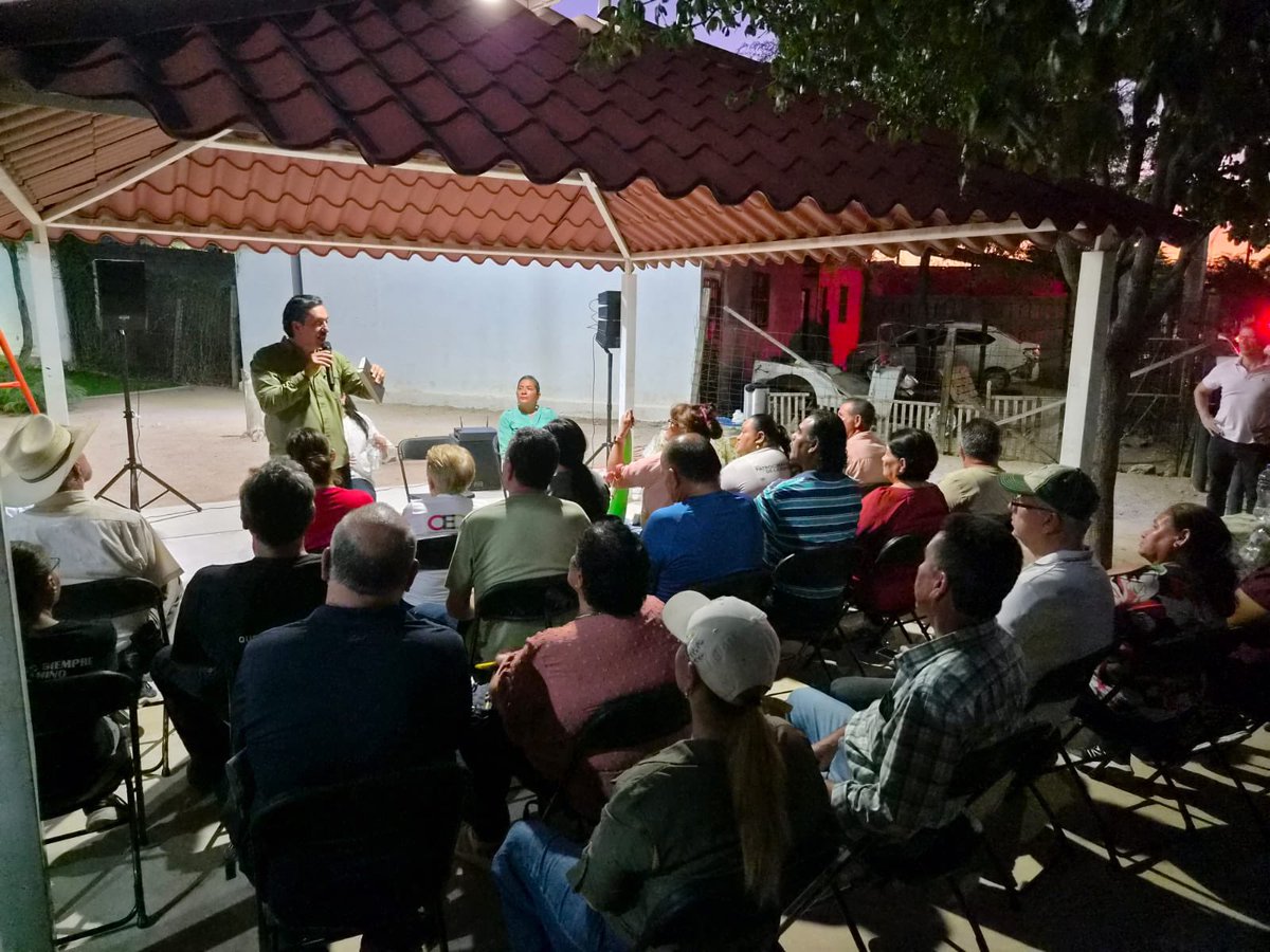 DavidFigueroaO's tweet photo. En la colonia Los Olivos realizamos la jornada #62 del #DiputadoEnTuColonia. Recorrimos sus calles para escuchar, atender y servir a las familias. Nuestro compromiso es estar cerca de la gente, dar seguimiento a sus necesidades y construir soluciones.

#HermosilloPuedeMás #H+ https://t.co/wLSiNvJXQE