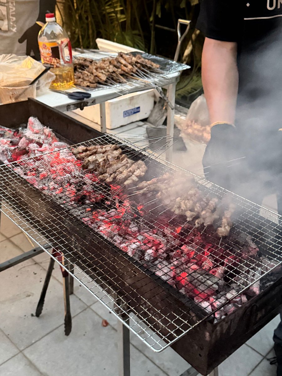 SonicSVM's tweet photo. 400+ people asked for a seat at Fire &amp; Feast, our private dinner at TOKEN2049

Singapore turned up &amp; the villa stayed full all night. @Chrizhuu on the mic, a serious BBQ going outside

Thanks to @DonutAI, @ABGA_Global &amp; @CoinWOfficial for building it with us. We'll do this again https://t.co/DvuaESg6Td