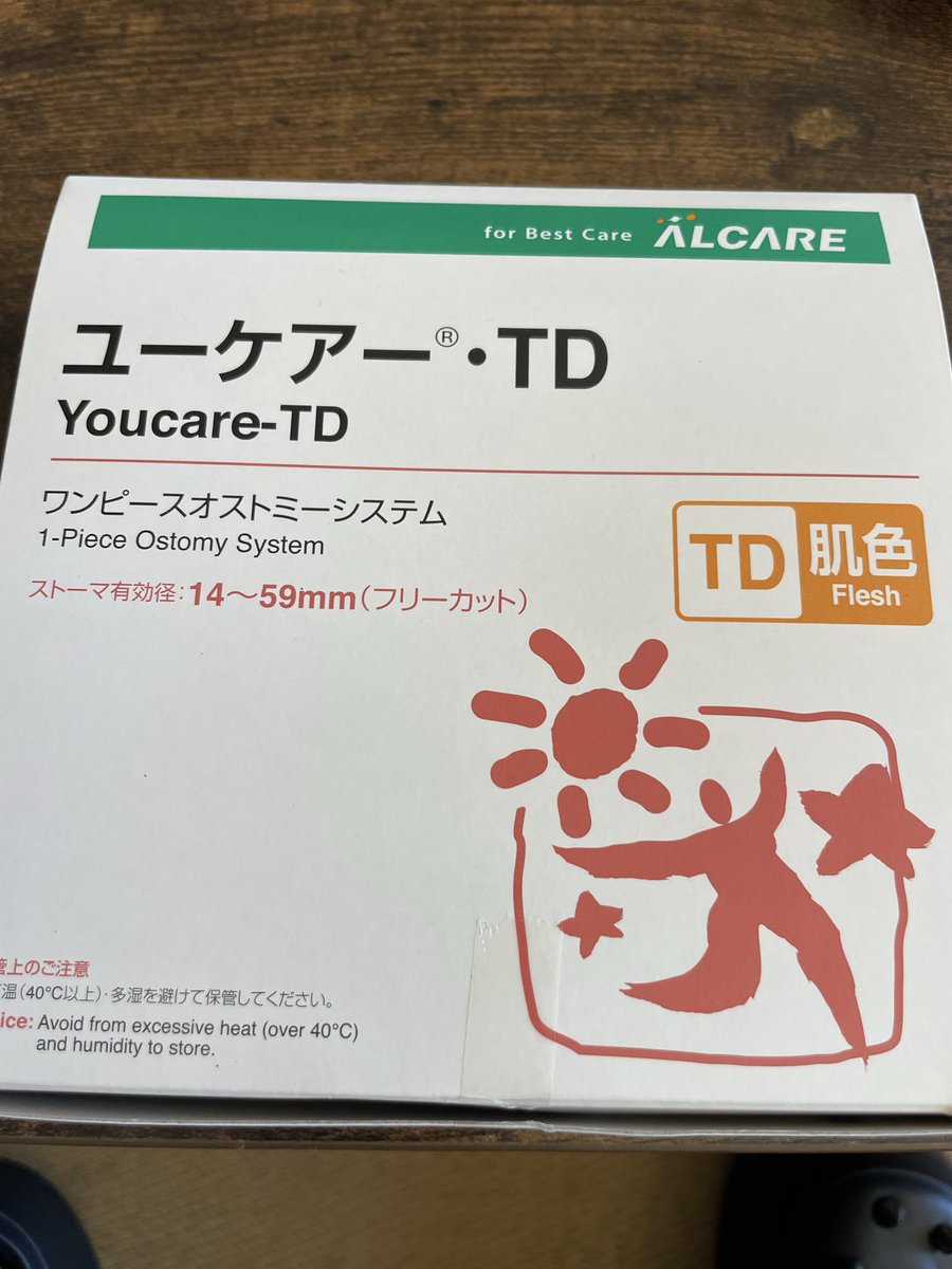 daisuke_side's tweet photo. 潰瘍性大腸炎から
薬効かなくて大腸破裂
緊急手術の後に人工肛門になり
最初は殆ど知識なかったから
もう終わったと思って
ネットがあってググってさ
ドーンとおちたけど
でも逆にメリットなんだろ？🙄
ってデメリットとメリットを
メモに書き出してみた
まあ辛いんだけど
でもね
書き出してみると
メリットがデメリット超えたんだよな

💩大でトイレ並ぶことや
トイレを探したりピーピー我慢するとか
お腹痛いって事がなくなった

老後、介護の場合
stomaのほうが汚れないし
お腹についてるから
身体を起こしたりする事がないから
おむつに比べて楽

あと色々書けない事も
たくさんあるけど
不安な人はDMでも聞いてくれれば
得なメリットもある

stomaになると　
肌や小腸出てる部分に
トラブルがあるみたいだが
僕の場合は　今まで一度もない
なぜなら調べまくって
自分でも色々試したから

最初に色々商品すすめられるが
結局、使わないし　いらなかった
お風呂のタイミングで
出る時にシャワー🚿かけて
剥がせば簡単に剥がせる
リムーバーとかいらない

あと毎日袋を替えても
間に合うかな
stoma商品は高いけど
ちゃんと補助金が出るので
払っても少額だし
stoma器具の会社によって　
補助金内での個数で発送して
くれるところもある

悲観する前に
色々見方を変えて
見てみる

僕は人工肛門をやめて
小腸と肛門をつなぐ手術を
拒否した
なぜなら、大腸がないと
2人に1人はおむつ生活になる
要は💩が固まらないから
ずっと下痢状態
外出できてもおむつを持って
でないと不安らしく
2人に1人じゃ確率高いし
どうしても入院中おむつに
することが出来なかったから

衣装もつくりなおさなきゃ
いけないし
 Liveだとオムツはむりだから
まぁ無理じゃないけど
嫌だなと

だから永久stomaを選んで
残った直腸　肛門は二回目の
手術で捨てた

人体改造　ボディーピアスとかと
一緒　改造しちまえってなった

まあ最初に破裂した
大腸は戻ってこないしね
得な事多いから元に戻さなかった

僕の使ってるstomaの袋
肌色のユーケア
本当に腸の病は多い

みんな下血したり
お腹痛かったり
体重落ちてきたら
すぐ検査して欲しい

#潰瘍性大腸炎
#UC
#大腸癌　
#直腸癌
#人工肛門
#stoma
#腸閉塞
#イレウス