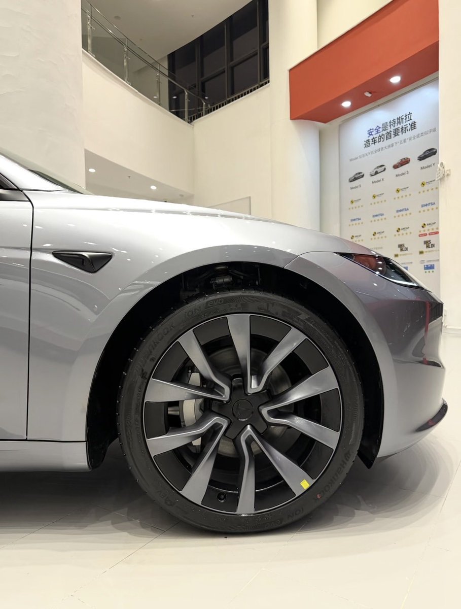 teslacars06's tweet photo. Updated Tesla Model 3 in China, featuring:
✅ Black headliner
✅ 16” QHD front display
✅ 19” Dark Nova wheels https://t.co/xebdcfKaIS