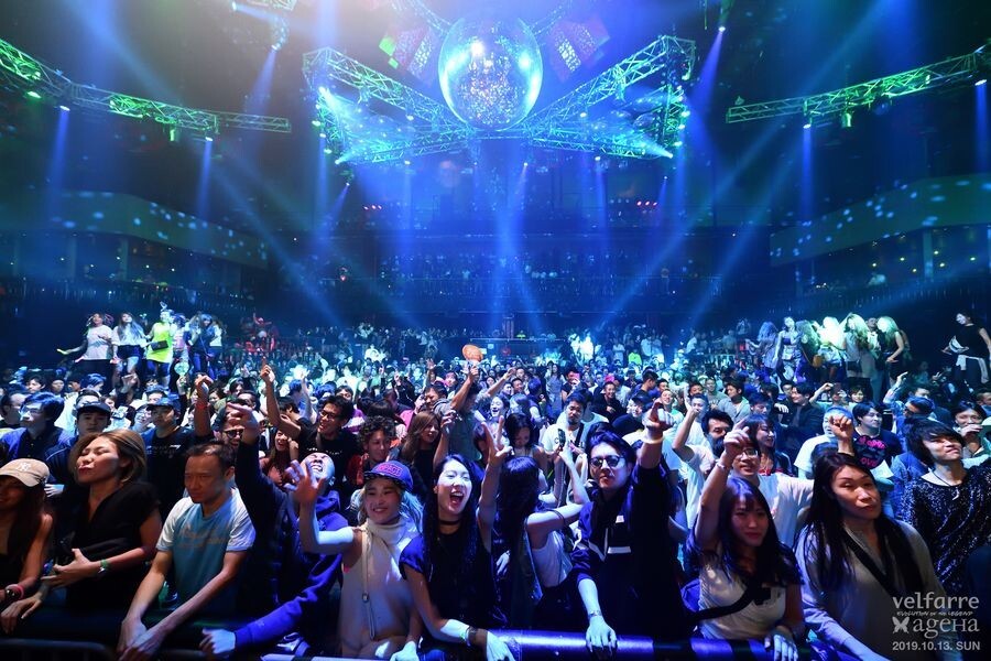 ageHa_Tokyo's tweet photo. 𝟏𝟓 𝐲𝐞𝐚𝐫𝐬 𝐨𝐟 𝐚𝐠𝐞𝐟𝐚𝐫𝐫𝐞 
2015〜2019年 トレンドの変化もるなかでagefarreは変わらず、ageHaのトップパーティーとして爆進🔥

@FerryCorsten は2015年に来日🙌

2026年10月11日(日)
@ZEROTOKYO_JAPAN
agefarre 2026 -ageHa×velfarre 15th Anniversary CLUB EDITION- https://t.co/fOE6j5r0TF