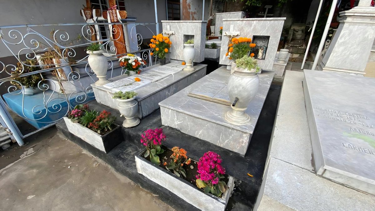 NoticiasCuautla's tweet photo. #Local ||🏵Realizan limpieza, mantenimiento y fumigación en panteones de Cuautla para Día de Muertos.
https://t.co/3tB5kIuWEW https://t.co/kYGBZe1cDY