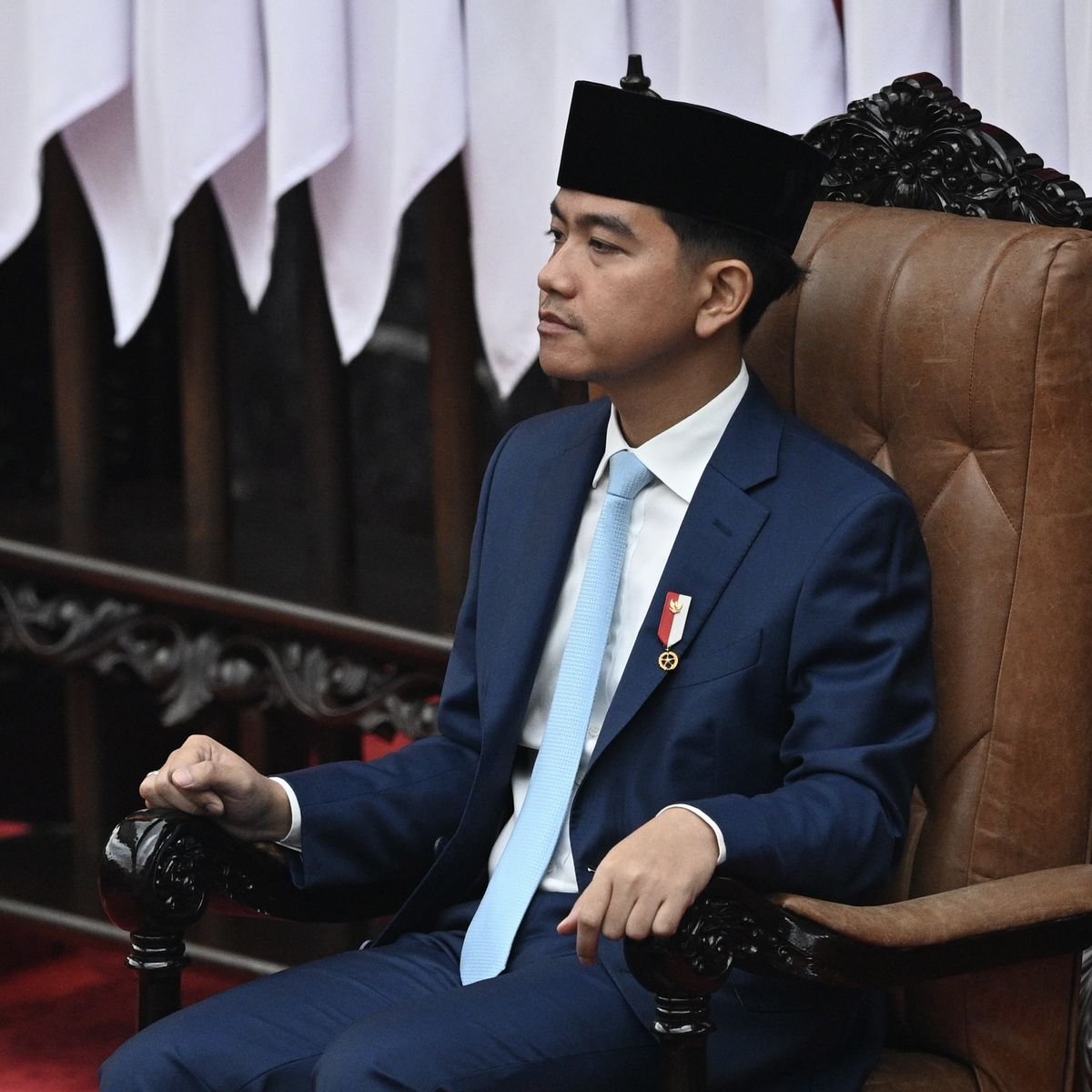 LambeSahamjja's tweet photo. BIG BREAKING NEWS
BOCOR ALUS TEMPO BILANG MENTERI DI LARANG BERTEMU GIBRAN SECARA LANGSUNG 
HARUS LAPORAN KE SETNEG DULU KALO MAU KETEMU GIBRAN https://t.co/oAHGba1rgR