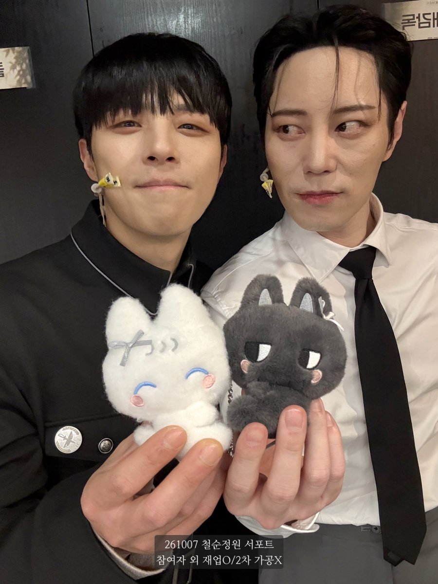 FL0W3RINGARDEN's tweet photo. 이거 감동 서포트 사진인 이유

1.인형 옷이랑 배우들 옷 색깔 반대되게 맞춰줌
2.인형 표정 따라해줌.
3. 두 개 자석으로 서로 착 붙는 거라서 둘이 인형 붙여준거임..(최종감동) https://t.co/tLhw3m7tDQ