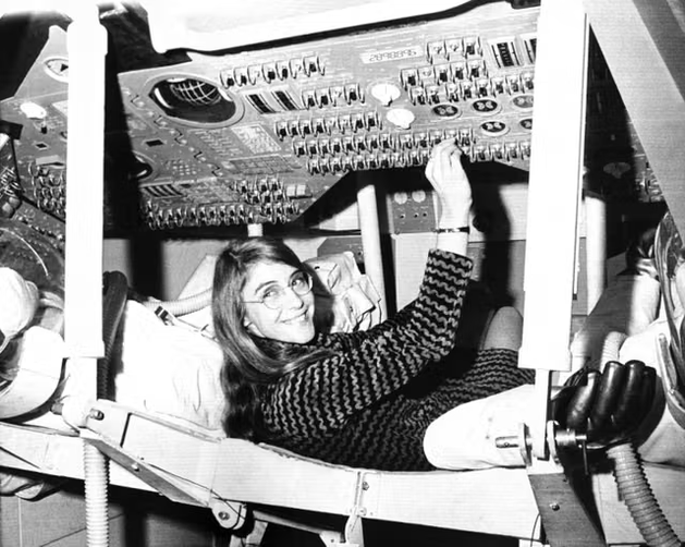 _NotreEspace_'s tweet photo. Margaret Hamilton, à l'origine de l'ordinateur de bord d'Apollo (et inventrice du mode sans échec!) est morte le 30 septembre à 90 ans. Une immense dame. RIP https://t.co/BnLbo80if3