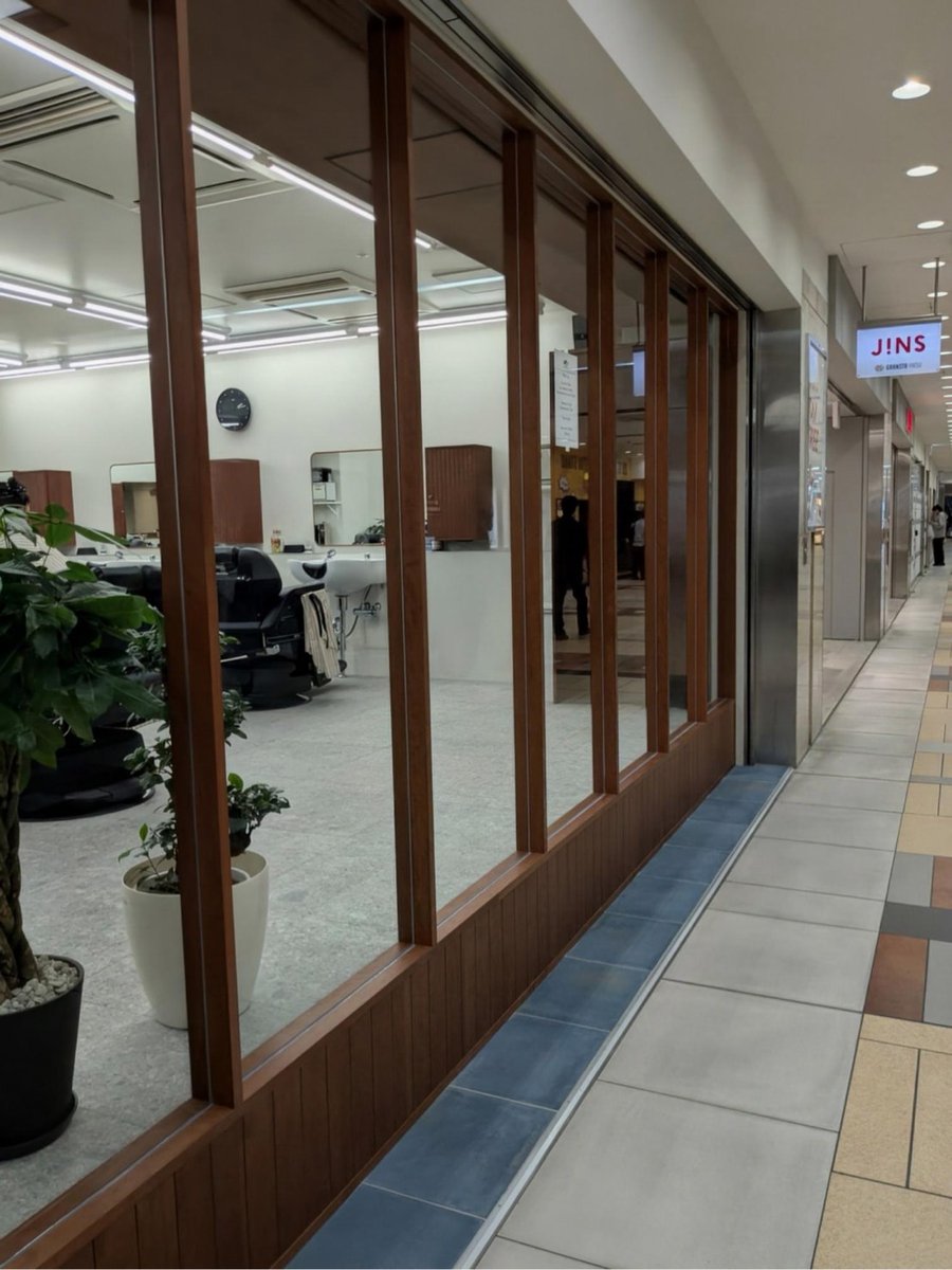 winfirst_jpn's tweet photo. ヤエチカ歩いてたら新しくオープンしたメンズ専門バーバー「Archive Tokyo」を発見💈✨
ヴィンテージな空間が外から見ても超お洒落。東京駅直結だから仕事帰りのカットやシェービングにめちゃくちゃ便利そう！社内の男性軍に教えなきゃ✂️ https://t.co/45ml5vozGl