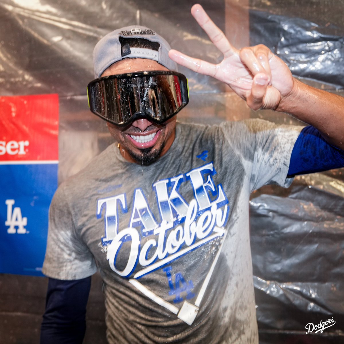 Dodgers's tweet photo. 🍾🍾🍾 https://t.co/KDGu0AMGAj