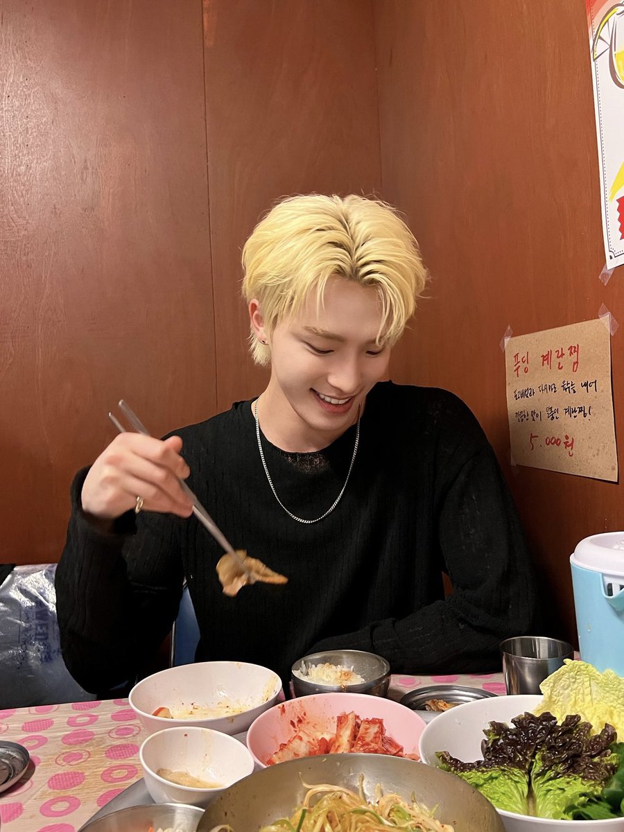 lunehoon's tweet photo. LEMON DINO HAS RISEN FROM THE DEAD AFTER THREE YEARS LEMON DINO IS BAAACK https://t.co/Wuga1wlkY4