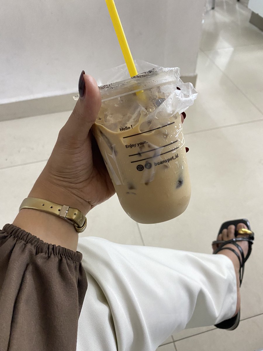 raratrans2's tweet photo. jadwal mamah kontrol bulanan. dandan, pake parfum, beli es kopi. cantik sehari.🧋🥿🫶 https://t.co/cGN94eVdzk