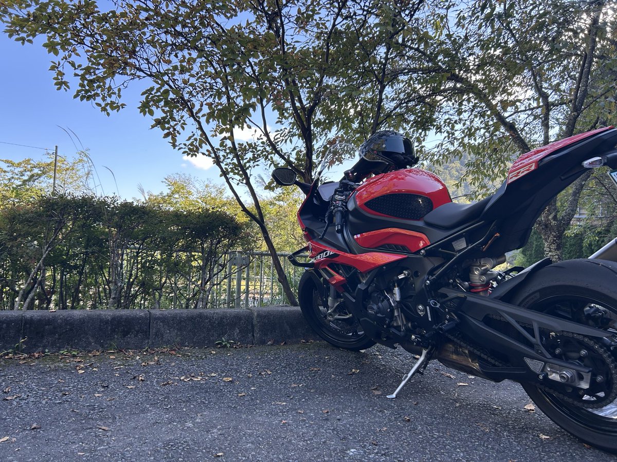 namelessvacant's tweet photo. 新品ブレーキパッドのあたりをつけに奥多摩周遊道路へ。天気最高‼️☀️ 俺のバイクもっと最高‼️😆👍✨
#奥多摩周遊道路
#S1000RR
#SHOEI
#Xfifteen https://t.co/qWE89rURWC