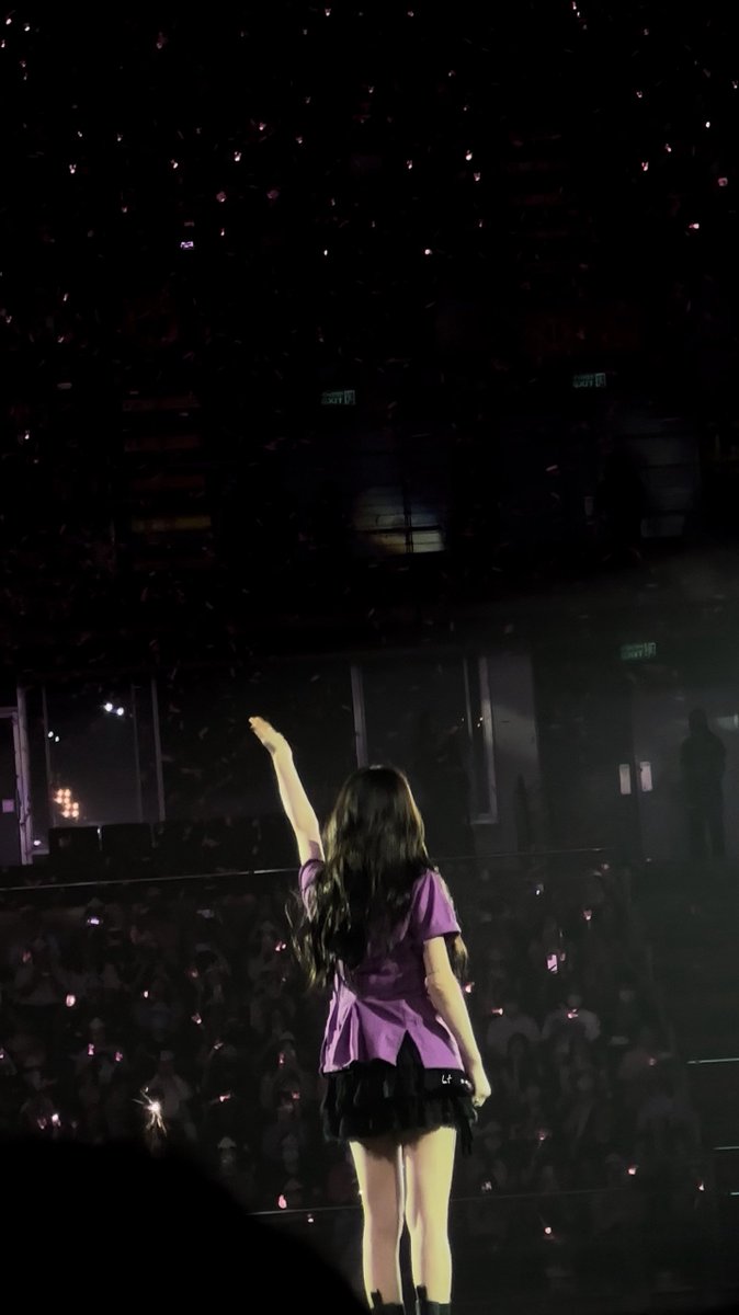 ninemxrr's tweet photo. #TAEYEON_TheODDOfLOVE_in_BKK https://t.co/f6D8WRiVB3