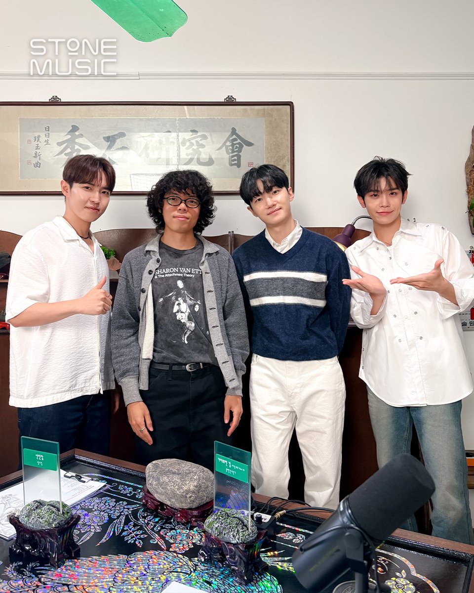 StoneMusicEnt's tweet photo. 수석연구원 김재환 & 김태래
7화 게스트 오존(O3ohn) & 소수빈!

수석연구회와 함께 감도 있는 연휴 보내고 계신가요!?😎

아직 못 보신 분들은 지금 바로 스톤뮤직 유튜브, 스포티파이에서 풀버전으로 만나보세요!
👉스톤뮤직 YT: https://t.co/IF3nOwtaFt 
👉Spotify: https://t.co/kG0x1qo3zn

#스톤뮤직 #STONE_MUSIC #수석연구회 #STONE_SEMINAR
#김재환 #김태래 #KIMJAEHWAN #KIMTAERAE
#오존 #소수빈 #O3ohn #SoSooBin