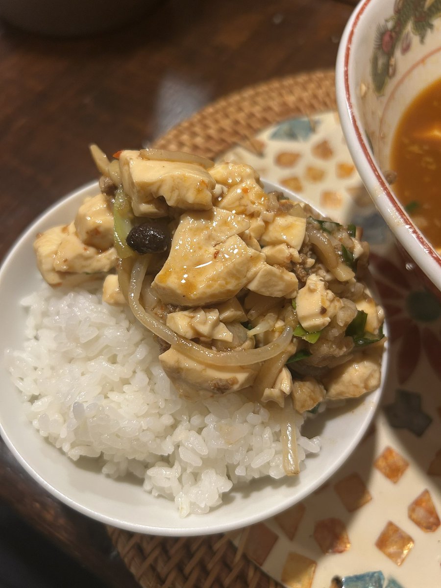 tabearuki3712's tweet photo. 今日はつけ麺の日らしいですが数日前から汁なしマーボーの口だったので雉虎さん！

汁あり食べたことあったけどこんな辛かったっけ？(僕が辛いの得意じゃないだけ🫠
と思いつつ汗だくなりながらも美味すぎたので〆に半ライス付けて完食🤤

TPにアブラ入れてチーズご飯合わせても美味そぉ🤤 https://t.co/O2MDPHoD1d