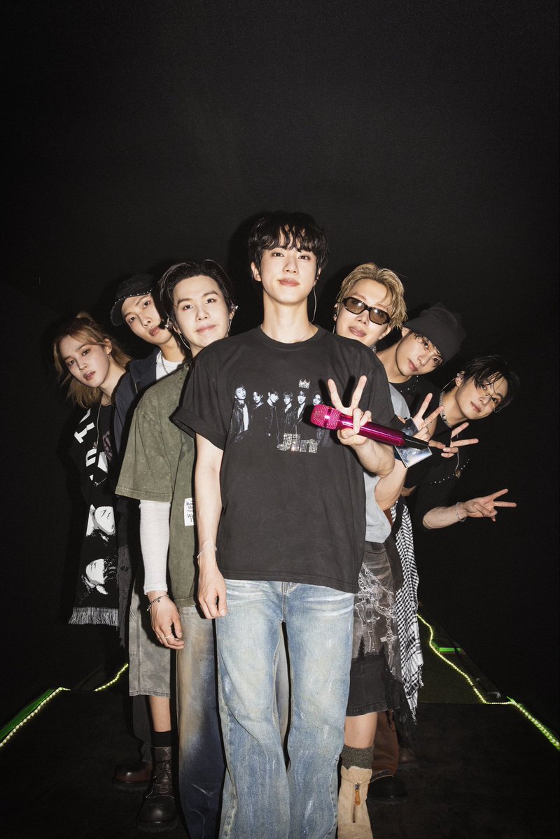 MINNYPZ's tweet photo. รูปนี้คอนเซปภาพน่ารักมากกกก เรียงตามอายุจากพี่ใหญ่คนโตไปหาน้องเล็กสุดของวง ฝั่งขวาชูสองนิ้ว ฝั่งซ้ายก็ไม่ชูนิ้วเหมือนกัน 💜 https://t.co/uB8mNqareb