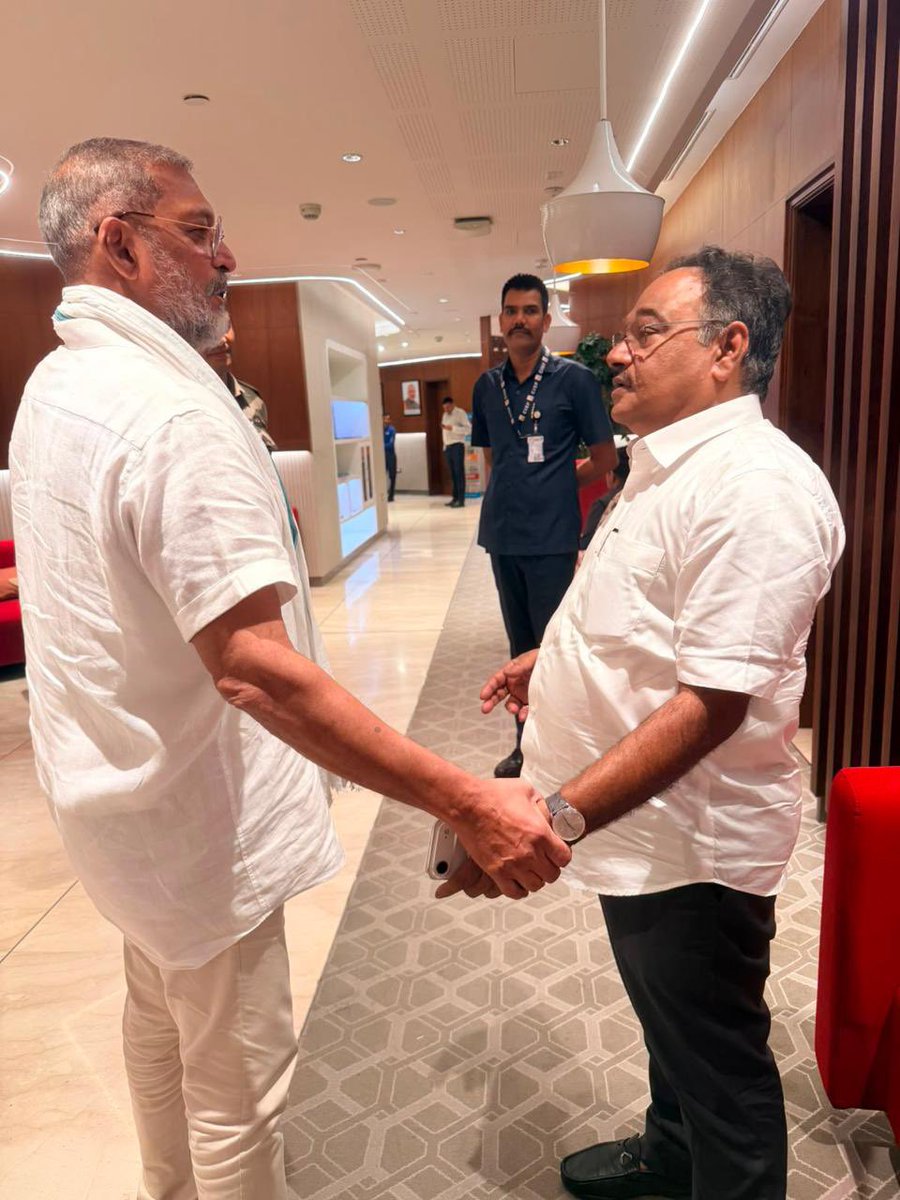 SamikBJP's tweet photo. পদ্মশ্রী’ সম্মানে ভূষিত প্রখ্যাত অভিনেতা নানা পাটেকর প্রয়াণের সংবাদ অত্যন্ত বেদনাদায়ক। তাঁর আকস্মিক প্রয়াণে ভারতীয় চলচ্চিত্র জগতে নেমে এসেছে গভীর শোকের ছায়া। তাঁর চলে যাওয়া সারা দেশের সংস্কৃতি ও বিনোদন জগতের জন্য এক অপূরণীয় ক্ষতি।

 শ্রদ্ধেয় নানা পাটেকর ছিলেন অভিনয়শিল্পের এক উজ্জ্বল নক্ষত্র। তাঁর অনন্য অভিনয়শৈলী, শক্তিশালী সংলাপ উপস্থাপনা এবং প্রতিটি চরিত্রকে জীবন্ত করে তোলার অসাধারণ ক্ষমতা তাঁকে ভারতীয় চলচ্চিত্রে এক স্বতন্ত্র উচ্চতায় প্রতিষ্ঠিত করেছিল। হিন্দি ও মারাঠি চলচ্চিত্রে তাঁর দীর্ঘ ও গৌরবময় অবদান চিরকাল স্মরণীয় হয়ে থাকবে।

তাঁর অভিনীত অসংখ্য চরিত্র দর্শকের হৃদয়ে চিরস্থায়ী হয়ে থাকবে। পর্দার আড়ালেও তাঁর মানবিকতা ও সমাজের প্রতি দায়বদ্ধতা তাঁকে আরও শ্রদ্ধার আসনে প্রতিষ্ঠিত করেছে।

আজ তাঁর প্রয়াণে আমরা হারালাম এক অসাধারণ শিল্পীকে, এক শক্তিশালী অভিনয় প্রতিভাকে। তাঁর সৃষ্টি ও স্মৃতি আগামী প্রজন্মের শিল্পীদের অনুপ্রেরণা জোগাবে।

পরমেশ্বরের কাছে প্রার্থনা করি, তিনি প্রয়াত আত্মাকে তাঁর শ্রীচরণে স্থান দিন এবং শোকসন্তপ্ত পরিবার, পরিজন ও অগণিত অনুরাগীকে এই গভীর দুঃখ সহ্য করার শক্তি প্রদান করুন।

তাঁর প্রতি জানাই বিনম্র শ্রদ্ধাঞ্জলি।