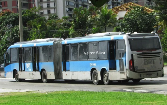 FabianaSaotome's tweet photo. Em 2020, o criminoso governo do prefeito Crivella, deixou o BRT chegar nessa situação, com articulados depredados, insalubres, pistas esburacadas, estações fechadas ou tomadas por moradores de ruas e usuários de drogas.

O Paes retorna em 2021 e reconstrói todo o sistema. https://t.co/ScM2QOFIhc