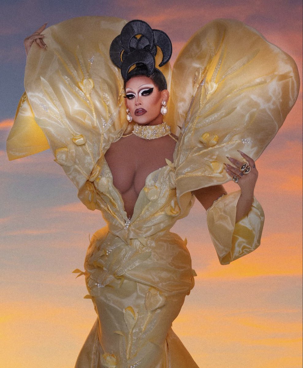Drag_Crave's tweet photo. Happy 36th birthday to Salina EsTitties. 🎉 https://t.co/XFDIRaa7jI