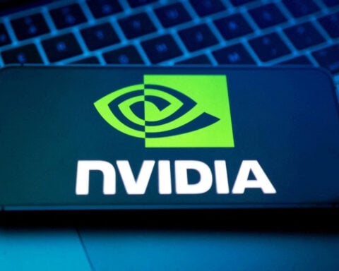 foukation's tweet photo. SpaceX 正谈判举债 400 亿美元买 Nvidia 芯片：100 亿银行贷款 + 300 亿投资级债，Apollo 牵头。Broadcom 那边也在谈超 500 亿美元融资，给 OpenAI 的定制芯片备货。AI 基建这出戏，已经从现金开路变成举债狂奔。债到期就得还，不管收入来没来。芯片现在是按发电厂的规格融资了。#AI #SpaceX #Nvidia https://t.co/S9K7BuUh83