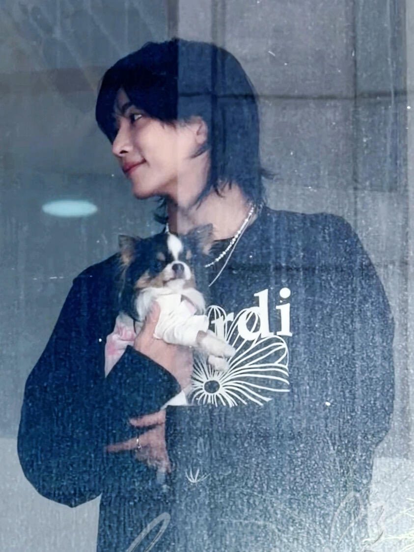 anshelhan's tweet photo. JEONGHAN CARRYING A TINY PUPPY AND TAKING A PHOTO! POSTING JUSEYONGGG🥹🐶

20261008 — #JEONGHAN #정한 #ジョンハン https://t.co/3O43h7qCQl