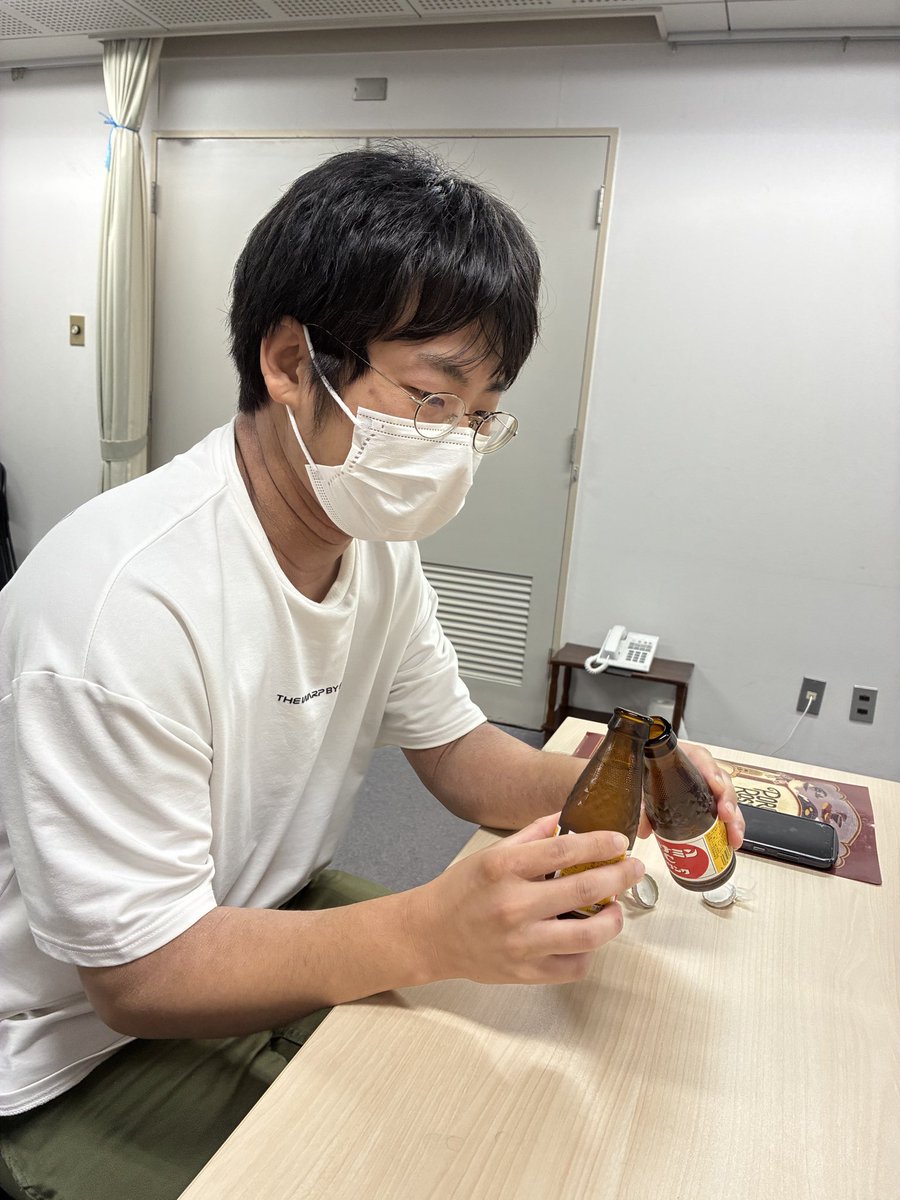 todokeru_engeki's tweet photo. 一枚目:オロC2本を完飲する田代サン
(Don’t worry …田代は元気さ……✨)

二枚目:おーいお茶の配給に喜ぶ女子たち🍵

三枚目:稽古で観劇！！『オデッサ』🔫結末読めなさすぎ！そうなるの！？おもろ！

というような感じで……ゆるりと稽古をしております！
以上、稽古場からお届けしました‼️(鈴江) https://t.co/TaAMasTLXM