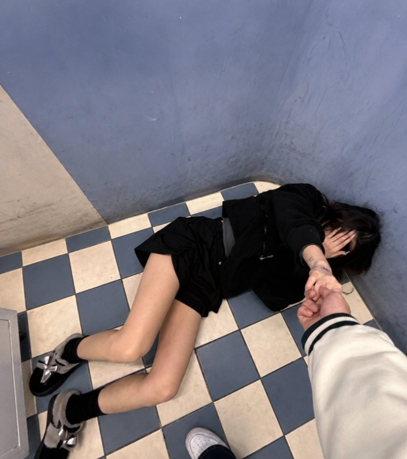 EdrisDelil55294's tweet photo. 其实早就想对女朋友玩一次睡奸了，今天趁她喝多的时候把掺了yao的水递给她，等我给她扛上楼早就已经一点意识都没有了，平常想趁她睡觉的时候搞，她总说我耽误她睡觉，今天终于能来把正宗的迷玩了 #迷玩 #睡奸 #迷奸 https://t.co/shvwEvLY7o