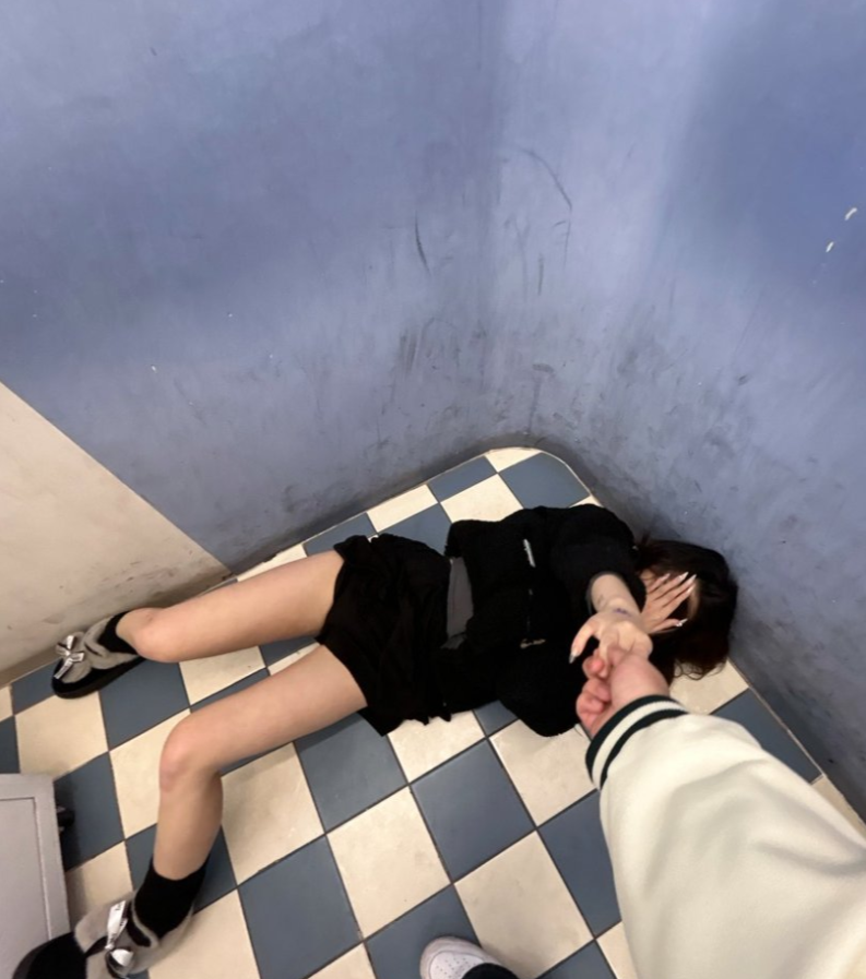 EdrisDelil55294's tweet photo. 其实早就想对女朋友玩一次睡奸了，今天趁她喝多的时候把掺了yao的水递给她，等我给她扛上楼早就已经一点意识都没有了，平常想趁她睡觉的时候搞，她总说我耽误她睡觉，今天终于能来把正宗的迷玩了 #迷玩 #睡奸 #迷奸 https://t.co/shvwEvLY7o