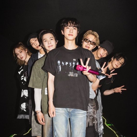 tetebbi's tweet photo. when you realise they are standing acc to oldest to youngest https://t.co/qT2fsy8Hwa