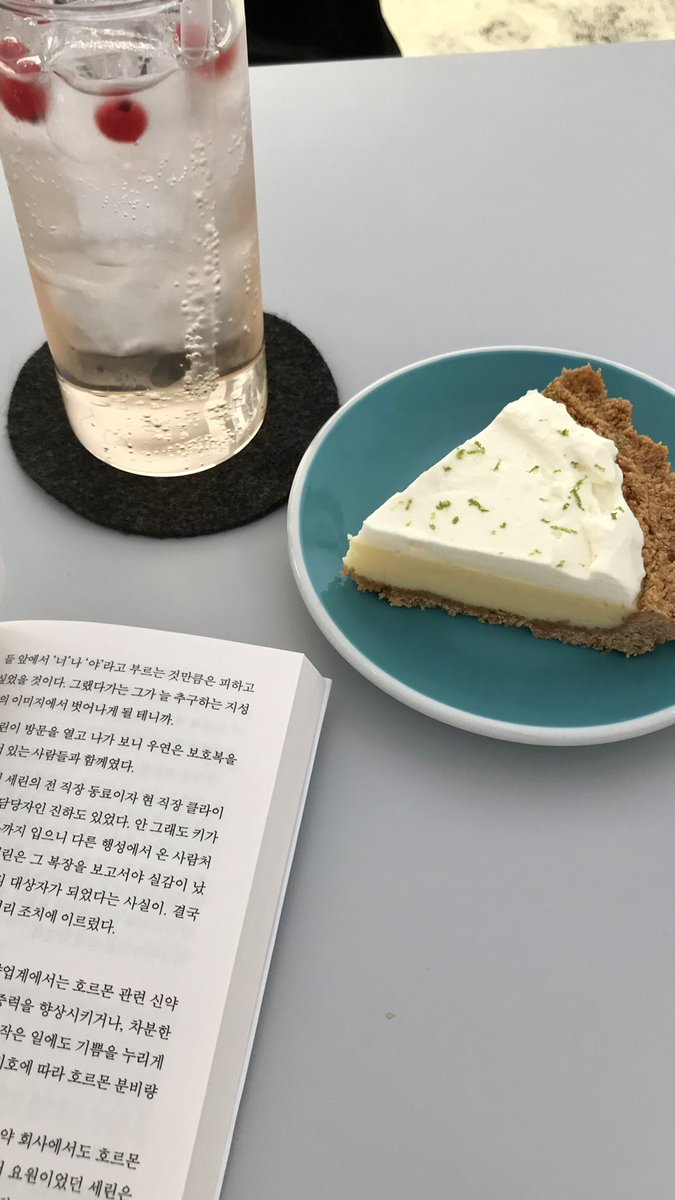 01if03's tweet photo. 한 달에 한 번은 혼자 카페 가서 책 읽어줘야 대 https://t.co/ONrbJKdcTp