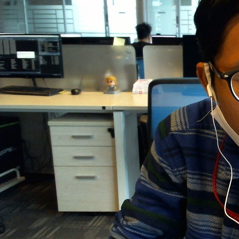 Mediyansr's tweet photo. lagi bingung aja, kalo kaget mah kaga. 
itu komputer di belakang gue tadi mati, terus tiba2 nyala sendiri dan dia gerak2 sendiri juga. 
mana isiannya code2 coding semua. pusing liatnya. 
kalo lo pernah nonton film yang temanya hacker, nah mirip nih. 
bedanya dia ga selebay yang ada di film, yang tampilannya futuristik banget. 
ini tuh cuma tampilan layar yang isinya kode2, dan dia ngetik sendiri. dan pas gue tanya ke temen sebelah gue, ternyata yang duduk di kursi itu tuh developer dan dia lagi WFH hari ini. jadi dia remote kerjaannya pake komputer kantor lewat laptop dia dirumah.