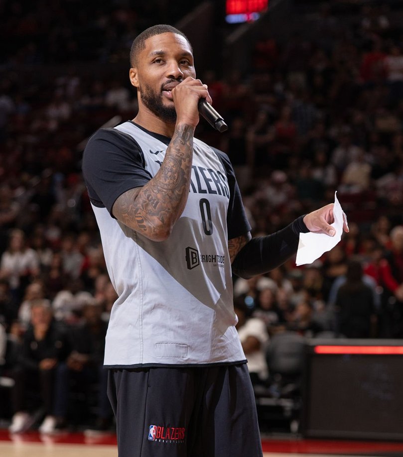 50NuancesDeNBA's tweet photo. DAMIAN LILLARD SERA AU CONCOURS À 3-PTS EN 2027 🔥

À peine de retour, Dame vient de l'annoncer au micro de @ChrisBHaynes !

Il sera bien à Phoenix en février prochain, lors du All-Star Weekend, pour tenter de décrocher son 4ᵉ 3-Point Contest ; ce qui ferait de lui le recordman all time, devançant Craig Hodges et Larry Bird, qui comptent eux aussi trois trophées dans l’armoire.