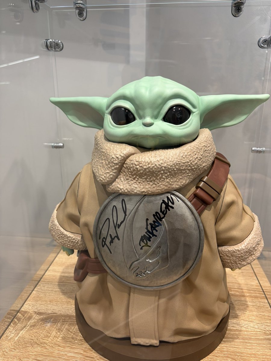 teromea's tweet photo. 入場券とってスターウォーズショップ行ってきたー
マンダロリアンのグッズが思っていたよりもたくさんあってはしゃいで買ったら2万近くいって会計で震えた
オンライン会員特典でミレニアムファルコンのステッカー貰えたので大満足です https://t.co/woMTg4y7qH