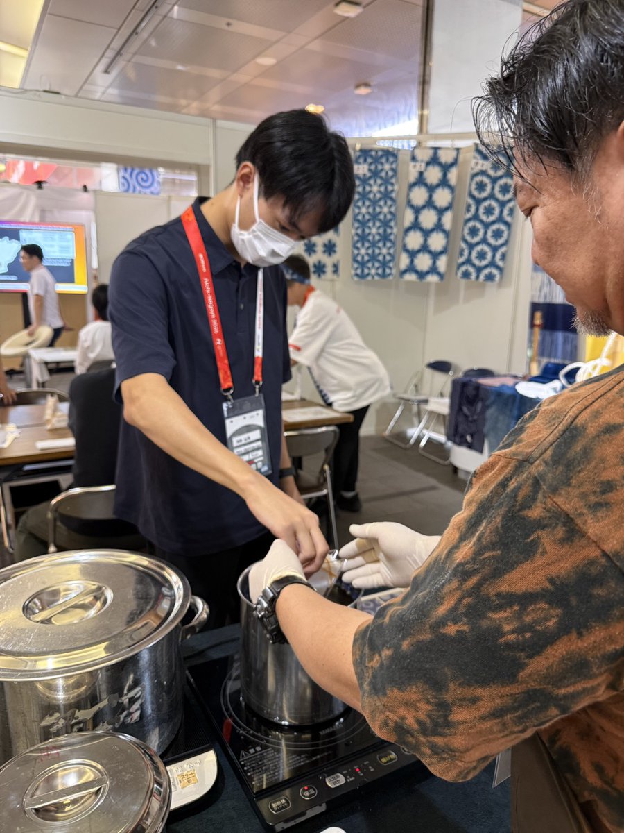 MidoriNagoya's tweet photo. 9月23日（水・祝）に（有）こんせいの皆さまと緑区観光推進協議会が「Aichi-Nagoya 2026 文化プログラム」へブース出展をしてきました。
来場者に絞り染め体験をしていただき、アジア圏の様々な方に楽しんでいただきました。出来上がった絞りの手ぬぐいに皆さま感動されている様子でした。 https://t.co/SCd6m9JyCc