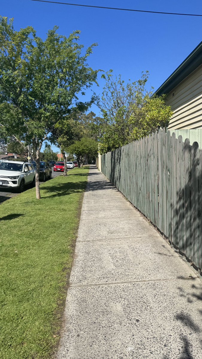 Ozjperth's tweet photo. 一小時的車程說長不長
雖然改變了原本的計劃
但我也是走完了
獨自走完

看著窗外的風景  

妳常說的那廢棄的小屋

不遠處的小教室

也能更貼近一點點 
熟悉又陌生的城市 https://t.co/qWRBpcAXNE
