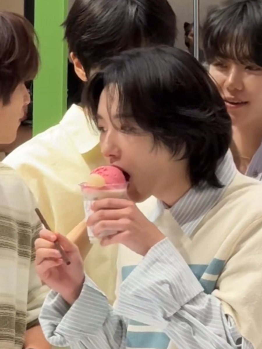 hginjoon's tweet photo. Eum ice cream 😋
Nyamnyam https://t.co/JwLpNcVjDu