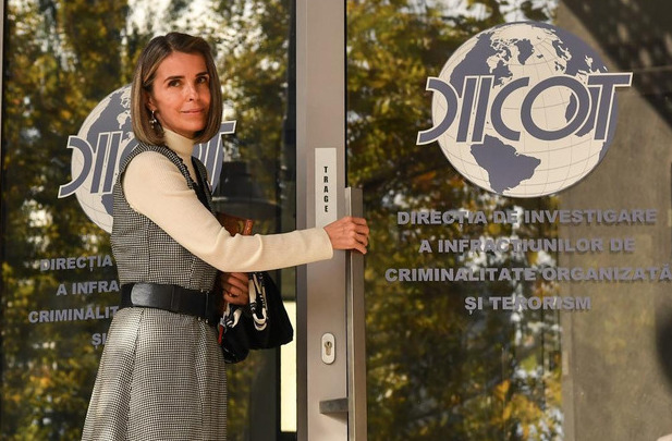 ingerisidemoni's tweet photo. Cristela Georgescu a ajuns joi dimineață, 8 octombrie, la sediul DIICOT, pentru a treia zi consecutiv de percheziții informatice în dosarul în care soțul său este arestat preventiv. Călin Georgescu este așteptat să fie adus cu duba din Arestul Central, pentru a participa la proceduri.