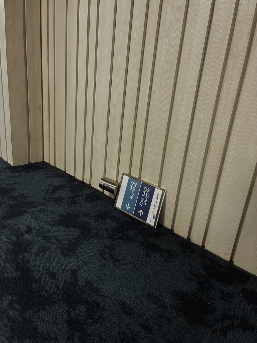 eksilasi's tweet photo. Vibe nya udah kayak Backrooms anjay. https://t.co/RYO5oThUnJ